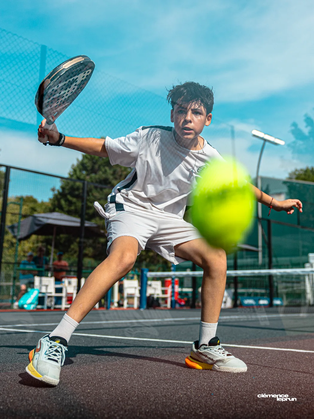 Jeune joueur de padel en action au FIP Promises Lésigny