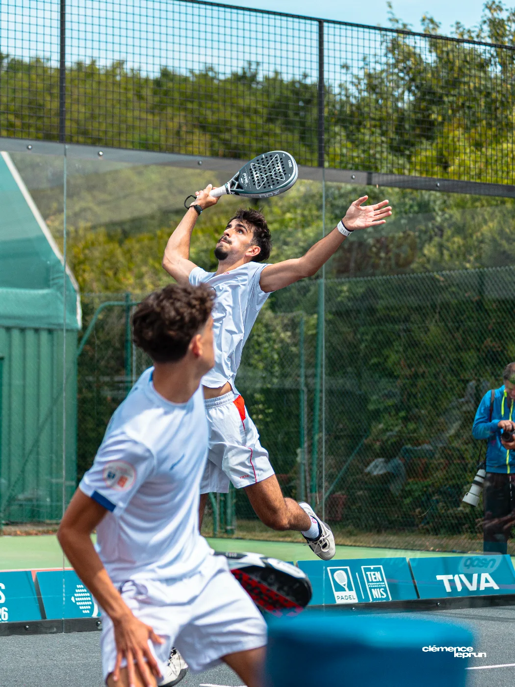 Duel aérien pendant un match de padel junior