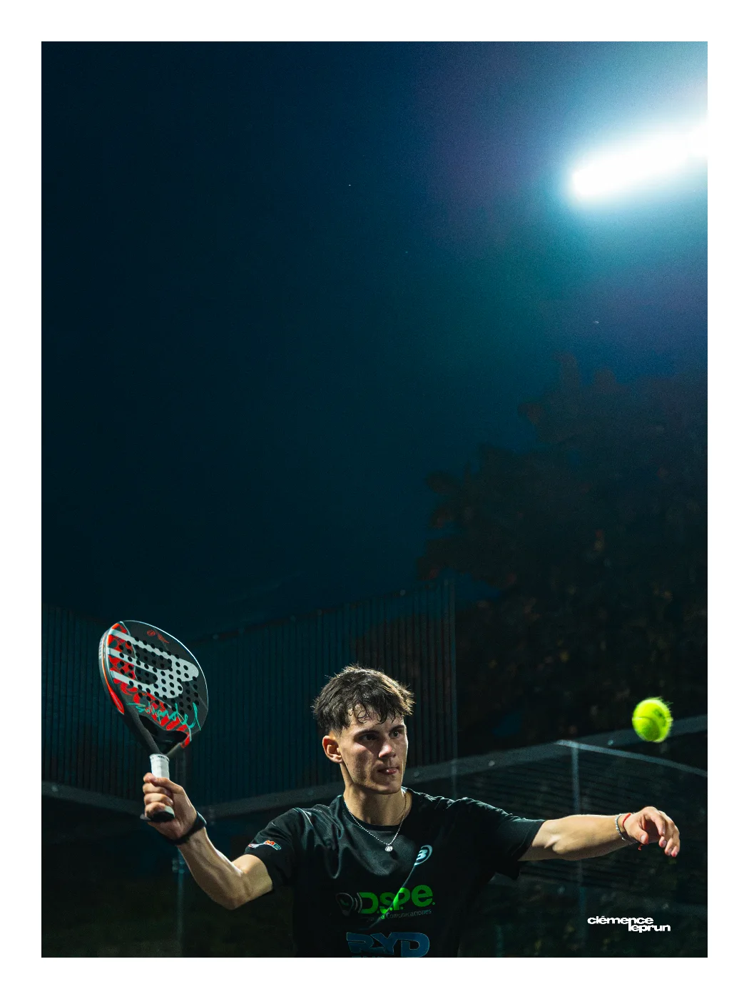 Match de padel disputé en soirée au FIP Promises