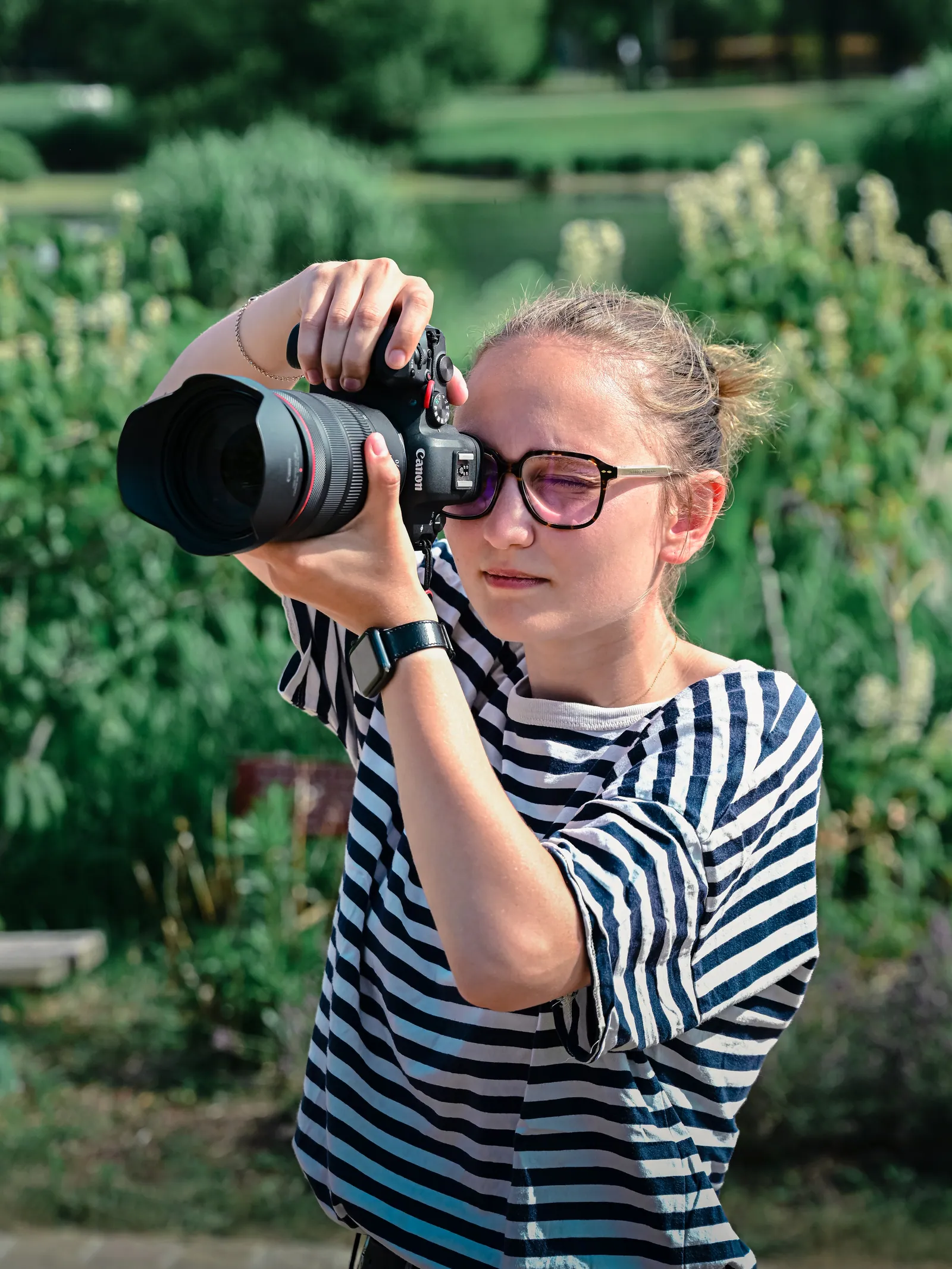 Clémence Leprun photographiant avec son appareil